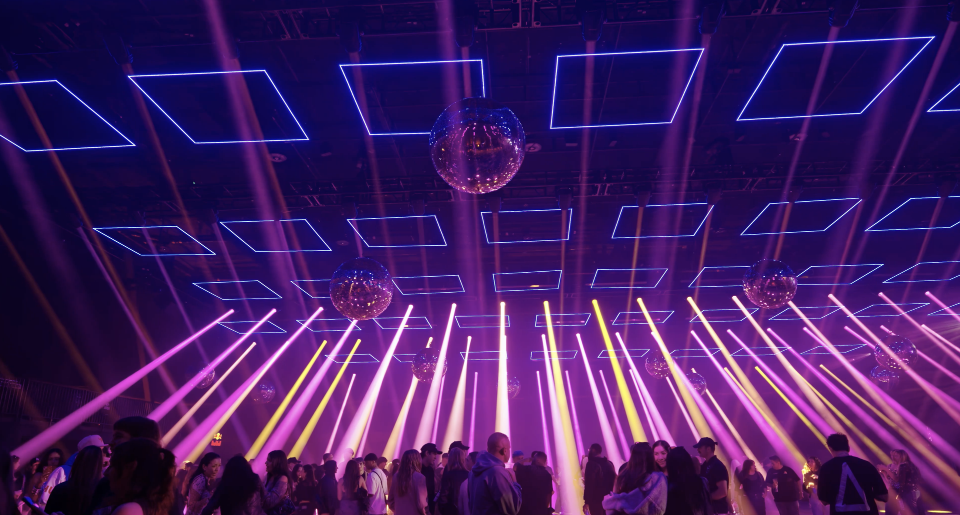 NovaInstall live event — full concert lighting in operation