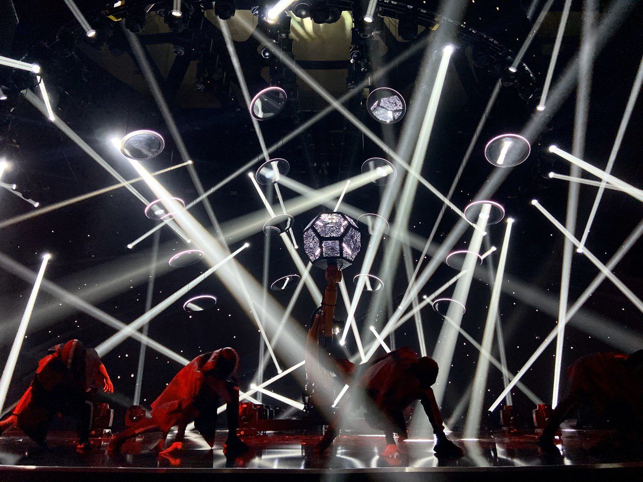 KUKA robot, kinetic mirrors and light beams in the Light and Darkness show